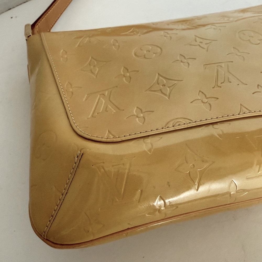Authentic Louis Vuitton Vernis Thompson Shoulder Bag with Classic Design. - Picture 9 of 14